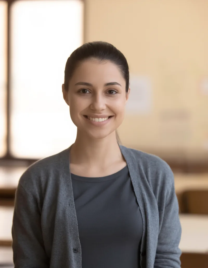 Derya Şahin standing in the tutoring room in front of the shared tables